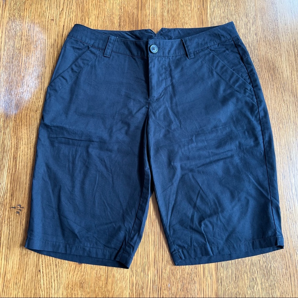 ⭐️ Women’s Black Columbia Bermuda Shorts Size 6